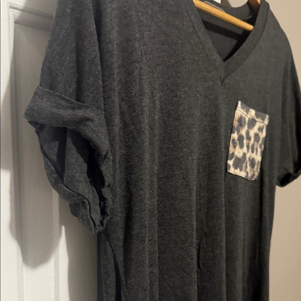 MINEFREE Charcoal V-Neck Tee with Leopard Pocket [Small] - Picture 4 of 8